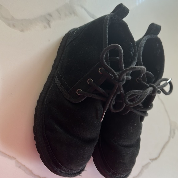 Selling barely worn UGG shoes - Picture 3 of 5